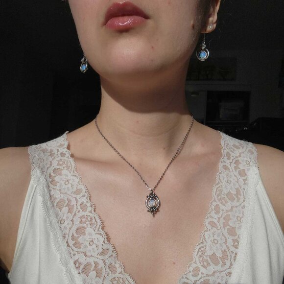 Vintage whimsical opalite and silver circle earrings ✦ Medieval fairy style ✦ - Picture 2 of 6